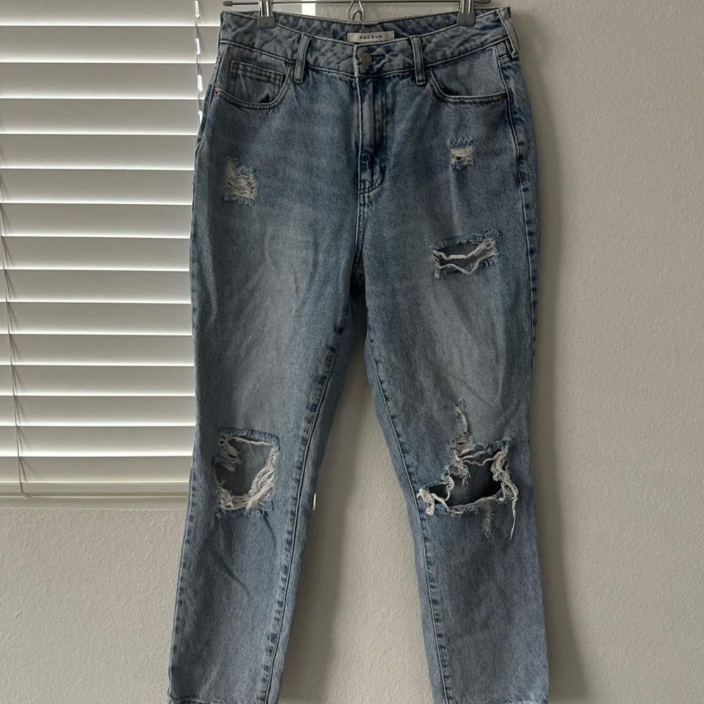 LIGHT WASH MOM JEANS